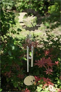 Carillon &#233;olien et fileur de vent avec libellule