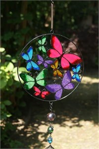 Carillon éolien avec un cercle de papillons