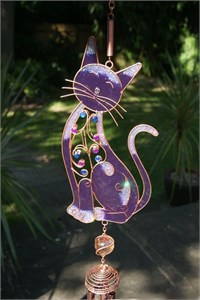 Carillon &#233;olien avec un grand chat violet
