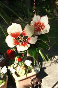 Carillon &#233;olien avec deux fleurs blanches