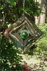 Fileur du vent, diamant ondul&#233; avec bille de verre verte