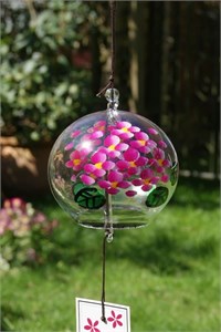 Furin avec des hortensias roses