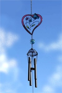Carillon &#233;olien avec fleurs et un papillon