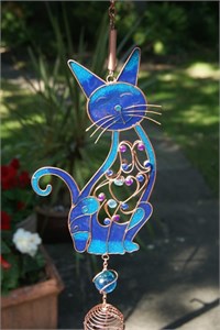 Carillon &#233;olien avec un grand chat bleu 