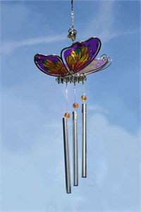 Carillon éolien avec un papillon violet