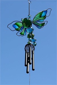 Carillon &#233;olien avec une libellule bleue et verte