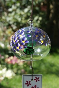 Furin avec des hortensias violets