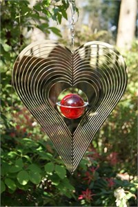 Fileur du vent:  coeur avec bille de verre rouge