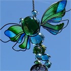 Carillon &#233;olien avec une libellule bleue et verte