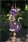 Carillon &#233;olien avec un grand chat violet