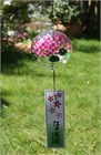 Furin avec des hortensias roses