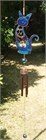 Carillon &#233;olien avec un grand chat bleu 